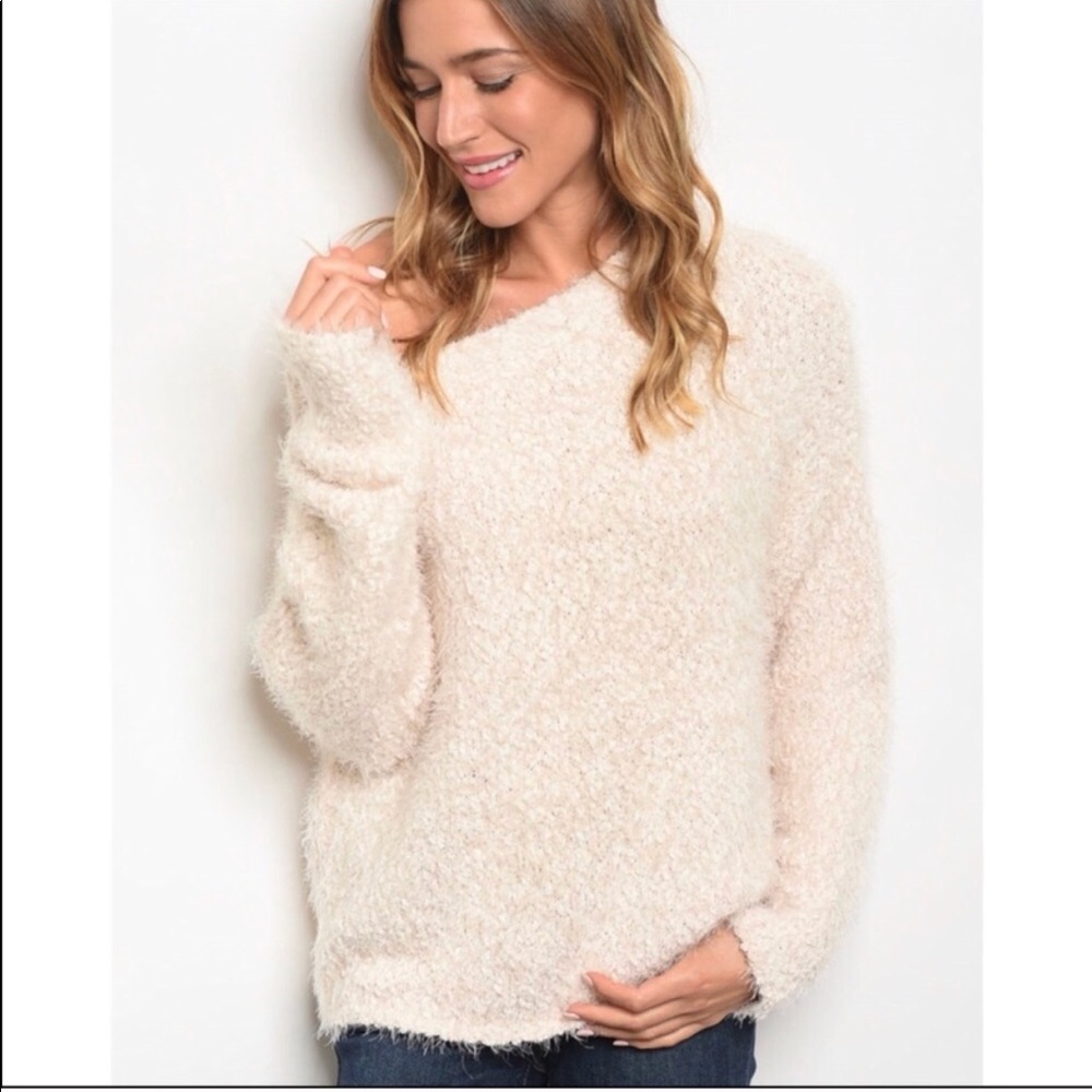 🆑 Fuzzy Ivory Pullover Sweater